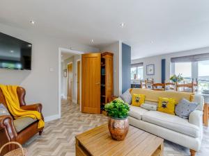 ein Wohnzimmer mit Sofa und Tisch in der Unterkunft Bee Keepers Cottage in Shirland