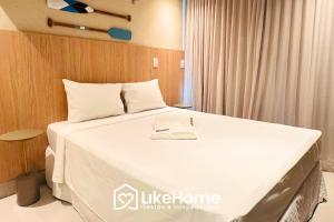 a bedroom with a large bed with white sheets at Setai Aquamaris - LikeHome Hospedagens in Tambaú +21 photos