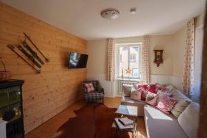 TV a/nebo společenská místnost v ubytování Altes Forsthaus - Fewo "Hasenhorn", mit privater Sauna, Todtnau- Feldberg