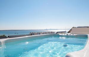 Bazén v ubytování Amazing Home In Privlaka nebo v jeho okolí