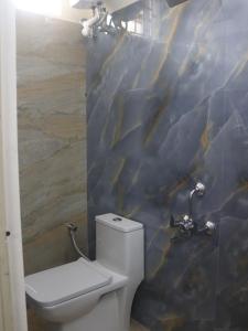 een badkamer met een wit toilet in een kamer bij Redfox in Chennai