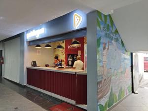 ベレンにあるSmart Malls Flatsのカウンター席のファーストフード店