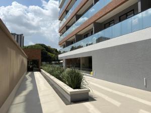 a building with a courtyard with potted plants at Studio Gardenia Mobiliado - Batista Campos in Belém