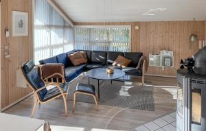 Posezení v ubytování Holiday Home Blomstervangen Oksbøl Iv
