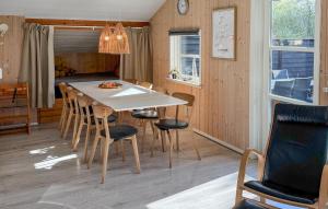 Posezení v ubytování Holiday Home Blomstervangen Oksbøl Iv