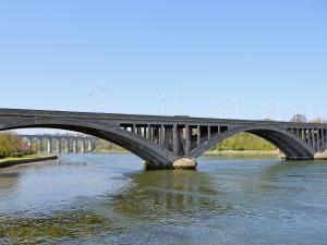 eine Brücke über einen Fluss mit in der Unterkunft Diggers Cottage in Oxton