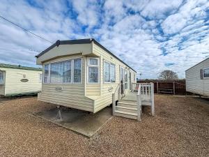 ハンスタントンにあるSuperb Dog Friendly Caravan With Decking In Hunstanton In Norfolk Ref 13010Lの小さな家