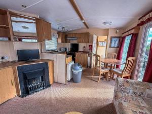 ハンスタントンにあるSuperb Dog Friendly Caravan With Decking In Hunstanton In Norfolk Ref 13010Lのキッチン、リビングルーム(キャラバン内の暖炉付)