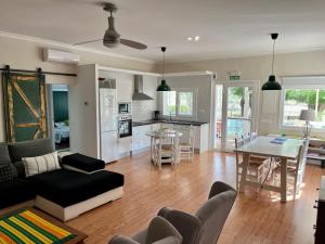 a living room and kitchen with a couch and a table at Casa rural La Quinta De Lara in Valdepeñas