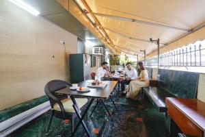 ムンバイにあるFabHotel Cruz Royale - Nr- Bandra Westのレストランのテーブルに座っている人々のグループ