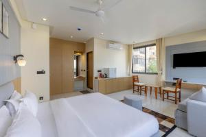 Μια τηλεόραση ή/και κέντρο ψυχαγωγίας στο hotel monville akota +11 φωτογραφίες