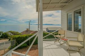 ein Balkon mit Stuhl und Blick auf das Meer in der Unterkunft Oceanside Cottage in Rocklands