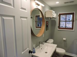 HartfordにあるThe Middle Houseの洗面台、鏡、トイレ付きのバスルーム +66枚の写真