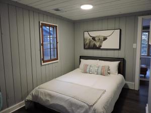 HartfordにあるThe Middle Houseのベッドルーム1室(壁に牛の絵が描かれたベッド1台付)