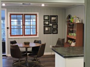 HartfordにあるThe Middle Houseのテーブルと椅子のあるキッチンとダイニングルーム