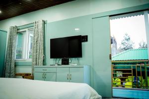 TV a/nebo společenská místnost v ubytování Venkateshwara Jungle Resort