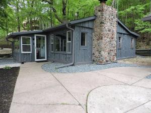 HartfordにあるThe Middle Houseの石造りの煙突のある小さな小屋