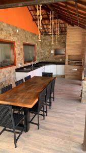 サン・ペドロ・ダ・アルデイアにあるCasa Mar-A-Lagoaの大きな木製テーブル(椅子付)