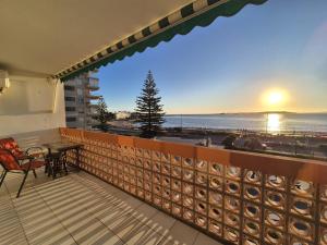 een balkon met een tafel en uitzicht op de oceaan bij Apart Edificio Vanguardia frente al mar in Punta del Este
