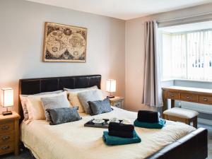 1 dormitorio con 1 cama grande y toallas azules. en Beach Bungalow, en Belton