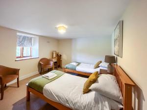 CynwydにあるGranary - Uk50617のベッド2台と机があるホテルの部屋