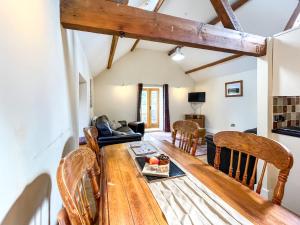CynwydにあるGranary - Uk50617のダイニングルーム、リビングルーム(木製テーブル、椅子付)