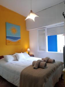 une chambre avec un grand lit avec deux oreillers dessus dans l'établissement La Vecindad del Sol Depto H, à Miramar