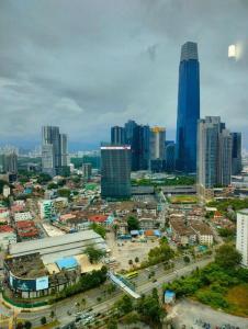 un perfil urbano con edificios altos y una calle en Taragon Puteri Bintang KLCC View Studio Apartment, en Kuala Lumpur 1 foto más