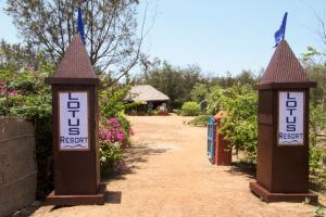 un camino con dos pilares con la entrada a un complejo en Lotus an Eco Resort Konark, en Konark