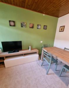 TV a/nebo společenská místnost v ubytování Le 4 oche