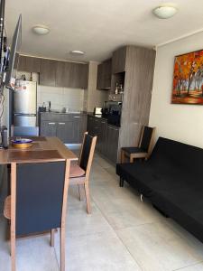 eine Küche mit Tisch und Stühlen und ein Esszimmer in der Unterkunft Ruta 2Cabañas Ruta del Lago in Puerto Varas