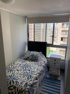 ein kleines Schlafzimmer mit einem Bett und einem Fenster in der Unterkunft Ruta 2Cabañas Ruta del Lago in Puerto Varas