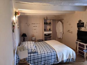 - une chambre avec un lit et une couverture à vérification dans l'établissement chambre d'hôte naturiste chez Mika, à La Celle-sous-Gouzon