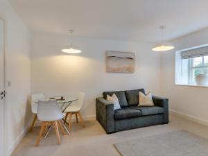 un salon avec un canapé et une table dans l'établissement Uk46867 - Thirlmere, à Ulverston