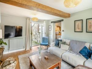 una sala de estar con un sofá y una mesa en Sandstones, en Niton