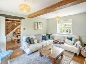 una sala de estar con un sofá y una mesa en Sandstones, en Niton