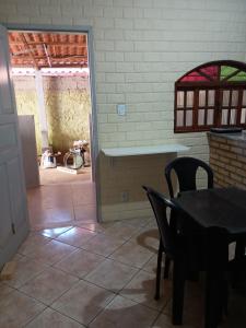 une pièce avec une table et une table et une porte dans l'établissement Casa com cozinha americana, à Araruama