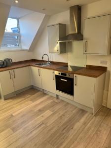 Η κουζίνα ή μικρή κουζίνα στο Flat 9 - Epsom High Street