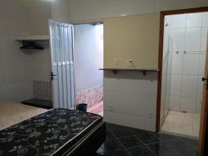 Cette chambre comprend un lit et une douche. dans l'établissement Casa com cozinha americana, à Araruama 10 autres photos