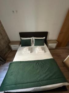 Ένα ή περισσότερα κρεβάτια σε δωμάτιο στο Two 2 Two Urban Stay