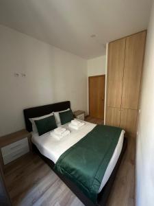 Ένα ή περισσότερα κρεβάτια σε δωμάτιο στο Two 2 Two Urban Stay