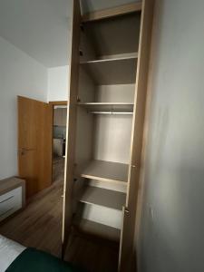 Ένα ή περισσότερα κρεβάτια σε δωμάτιο στο Two 2 Two Urban Stay