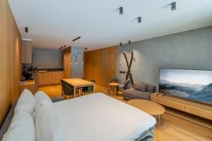 Μια τηλεόραση ή/και κέντρο ψυχαγωγίας στο Luxurious Mountain Gem Enjoy Nature l Gym Sauna Pool l 1 MINUTE WALK TO SLOPES l by BonesVacances