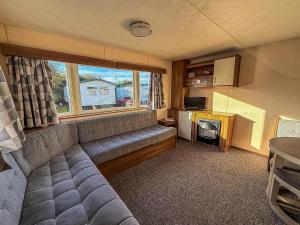 Köök või kööginurk majutusasutuses Lovely Caravan For Hire At Manor Park In Hunstanton Ref 23053B +12 fotot