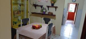 una mesa de comedor con un bol de fruta. en Casa na Serra, en Mulungu