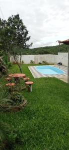 un patio con mesa de picnic y piscina en Casa na Serra, en Mulungu