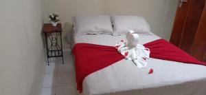 Una cama con un animal de peluche encima. en Casa na Serra, en Mulungu