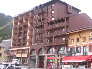 a large building with balconies on the side of it at Appart 6 pers aux pieds des pistes avec balcon, wifi, parking - FR-1-295-183 in Les Angles