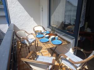 Una mesa en un balcón con sillas y platos azules. en beim Anderl, en Oberammergau 4 fotos más