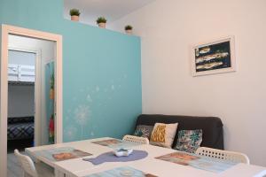 Postel nebo postele na pokoji v ubytování P052 - Porto Recanati, nuovo bilocale a due passi dal mare